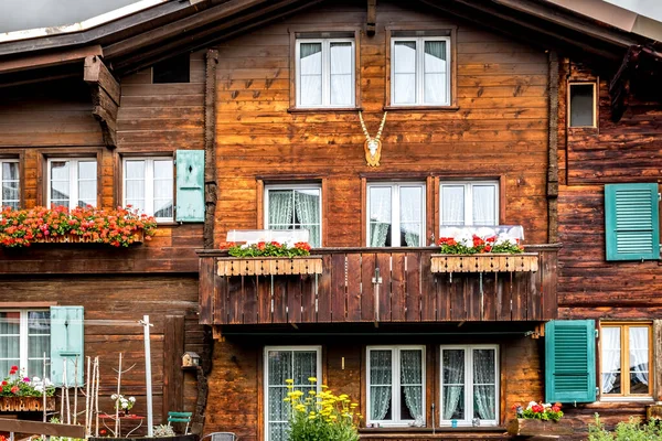 Typiskt Trähus Schweiz Med Sina Blommor — Stockfoto