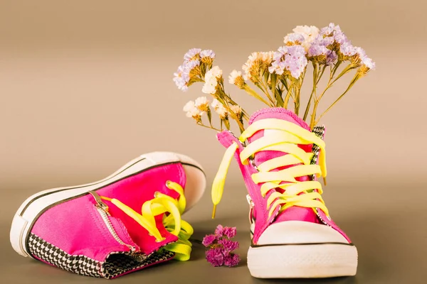 Sportschoenen Met Droge Decoratie Bloemen — Stockfoto