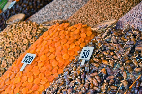 Suszone jedzenie na stoisku na rynku arabskim — Zdjęcie stockowe