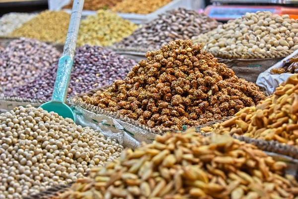 Sušené jídlo na stánku na arabském trhu — Stock fotografie