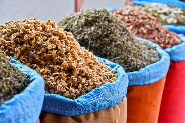 Vielfalt an Gewürzen auf dem arabischen Straßenmarkt — Stockfoto