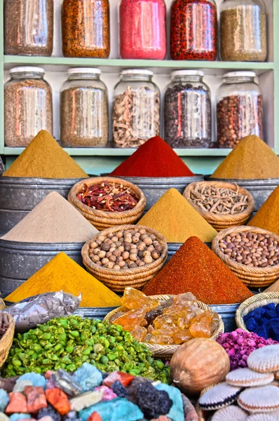 Varietà di spezie sul mercato arabo bancarella — Foto Stock