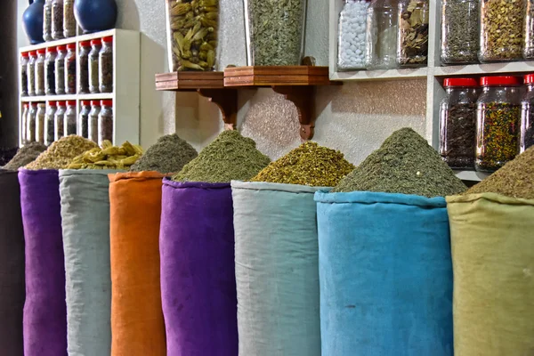 Variedad de especias en el puesto del mercado callejero árabe — Foto de Stock