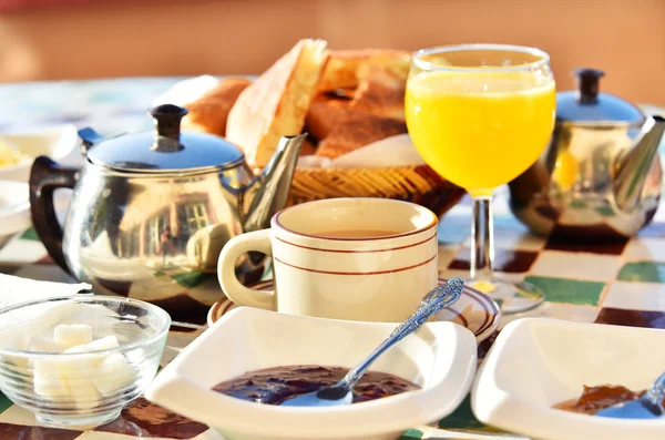 Desayuno marroquí servido en la terraza del hotel en las montañas del Atlas — Foto de Stock