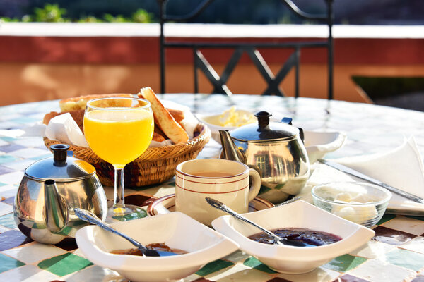 Марокканский завтрак подается на террасе отеля в горах Атлас

