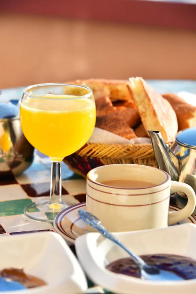 Марокканский завтрак подается на террасе отеля в горах Атлас — стоковое фото