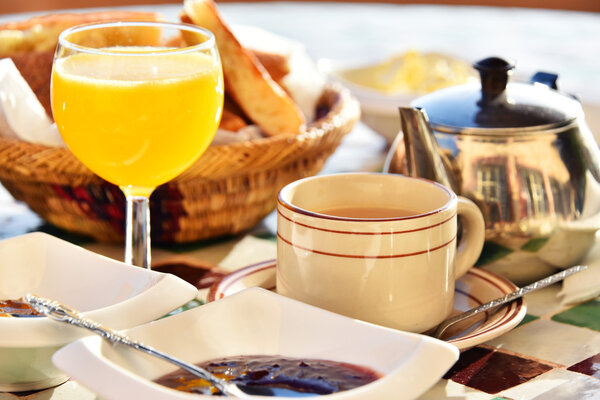 Марокканский завтрак подается на террасе отеля в горах Атлас
