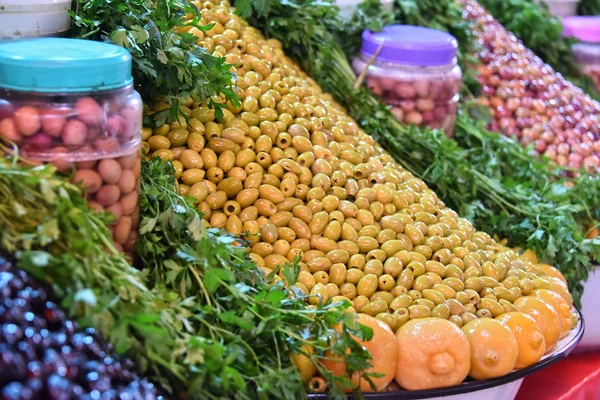 Azeitonas sortidas no mercado de rua árabe — Fotografia de Stock