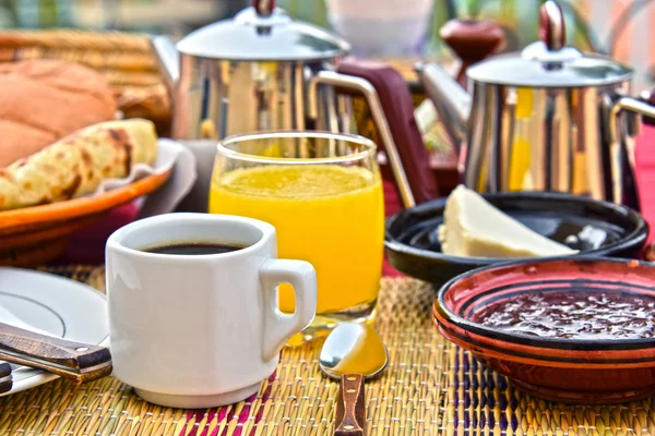 Desayuno marroquí servido en la terraza del hotel en las montañas del Atlas — Foto de Stock