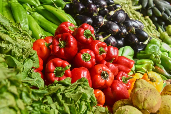 Verse biologische groenten op straatmarkt kraam — Stockfoto