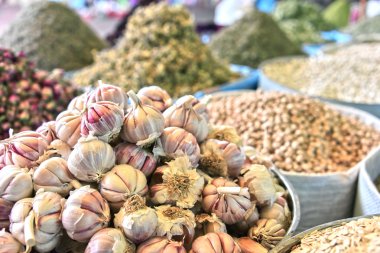 Çeşitli baharatlar ve sokak durak kurutulmuş gıda ürünleri