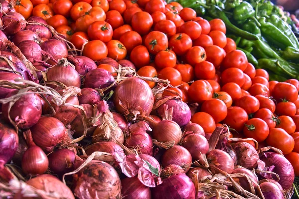 Verdure biologiche fresche sul banco del mercato di strada — Foto Stock