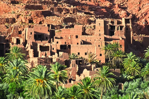 Antigua arquitectura bereber cerca de la ciudad de Tinghir en el Monte Atlas . — Foto de Stock