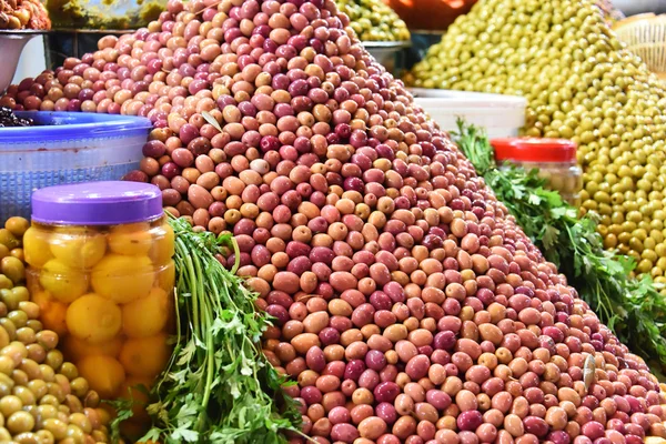 Olive assortite sulla bancarella del mercato arabo — Foto Stock