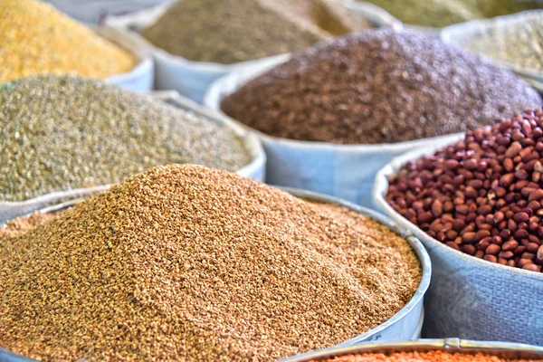 Produtos alimentares secos na baia do mercado de rua árabe — Fotografia de Stock