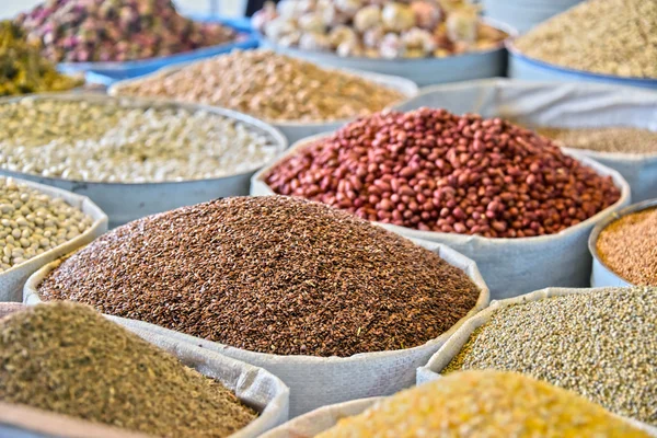 Gedroogde voedingsmiddelen op de kraam van de Arabische straatmarkt — Stockfoto