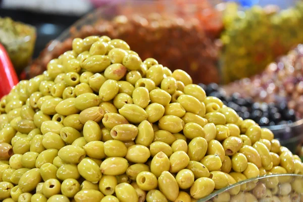 Olive assortite sulla bancarella del mercato arabo — Foto Stock