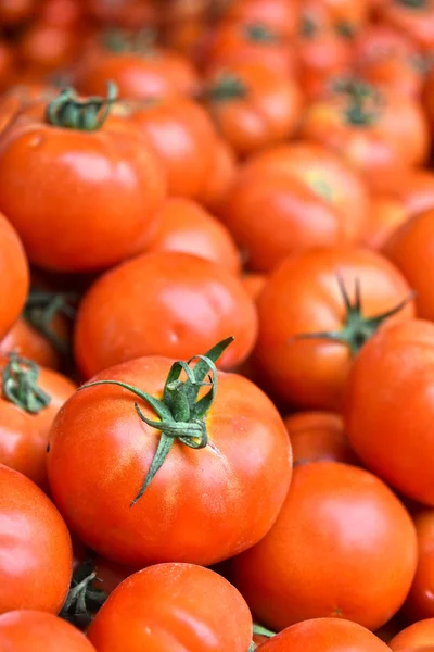 Tomates orgânicos frescos na banca do mercado de rua — Fotografia de Stock
