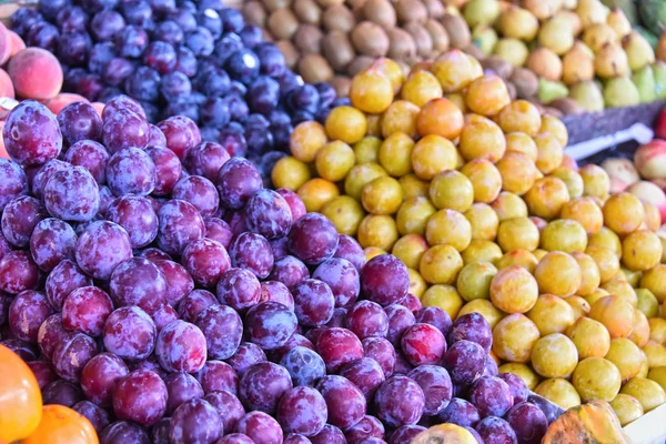 Mängd färska mogna frukter på gatan marknadsstånd — Stockfoto