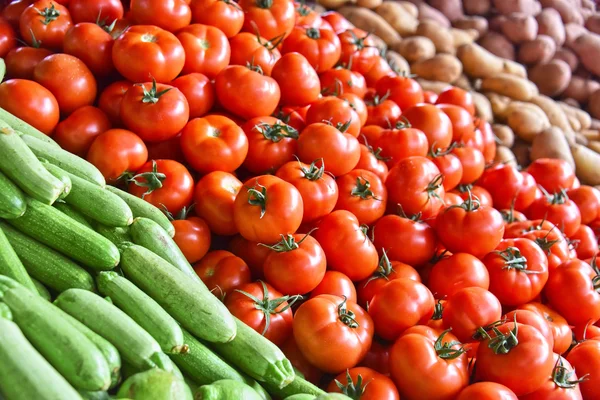 Verdure biologiche fresche sul banco del mercato di strada — Foto Stock