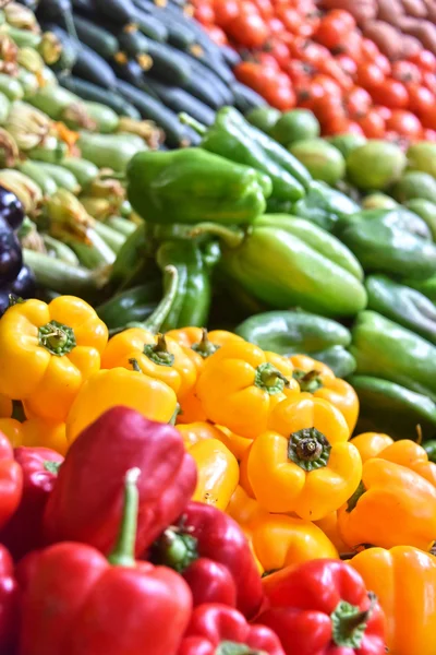 Verse biologische groenten op straatmarkt kraam — Stockfoto