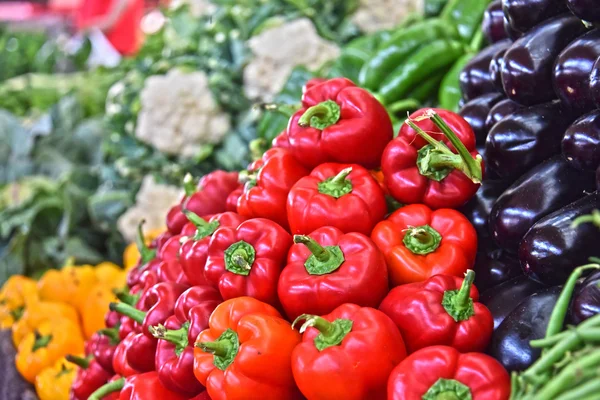 Verdure biologiche fresche sul banco del mercato di strada — Foto Stock