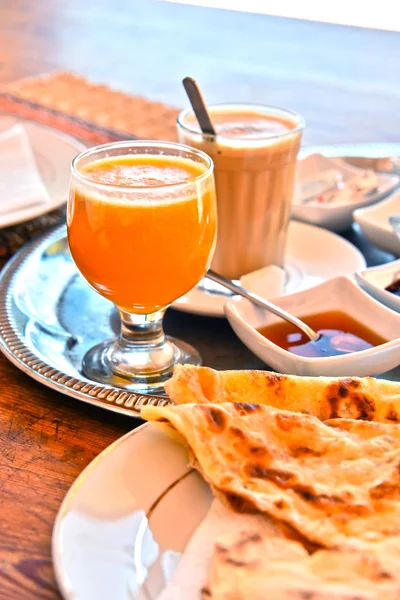 Marokkaans ontbijt geserveerd op het terras van het hotel in Atlas-gebergte — Stockfoto