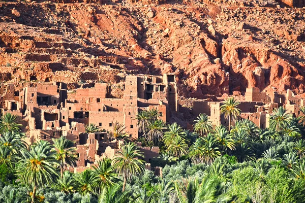 Antigua arquitectura bereber cerca de la ciudad de Tinghir en el Monte Atlas . — Foto de Stock