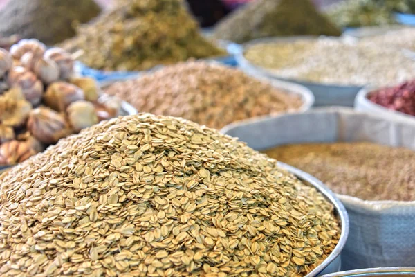 Produtos alimentares secos na baia do mercado de rua árabe — Fotografia de Stock