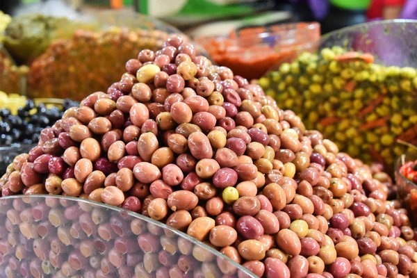 Olive assortite sulla bancarella del mercato arabo — Foto Stock
