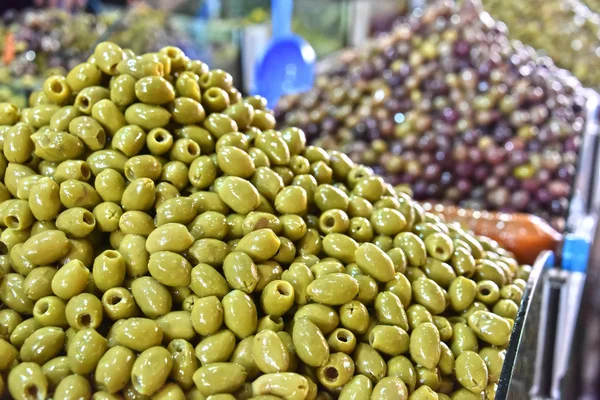Разнообразные оливки на арабском рынке — стоковое фото