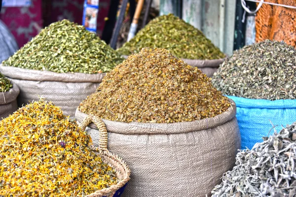 Variété d'épices sur le stand du marché de la rue arabe — Photo