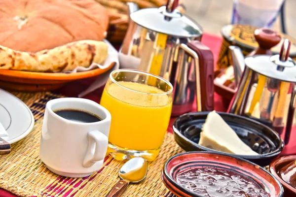 摩洛哥早餐上酒店干净在阿特拉斯山脉 — 图库照片