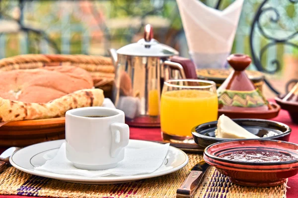 Petit déjeuner marocain servi sur la terrasse de l'hôtel dans les montagnes de l'Atlas — Photo