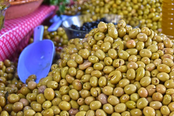 Assortiment olijven op de Arabische straat marktkraam — Stockfoto