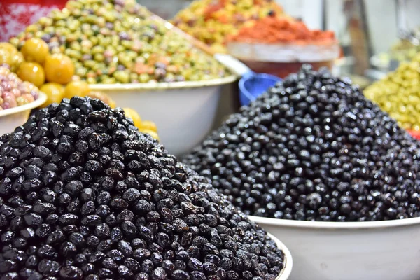 Různé olivy na stánku trhu arabské ulice — Stock fotografie