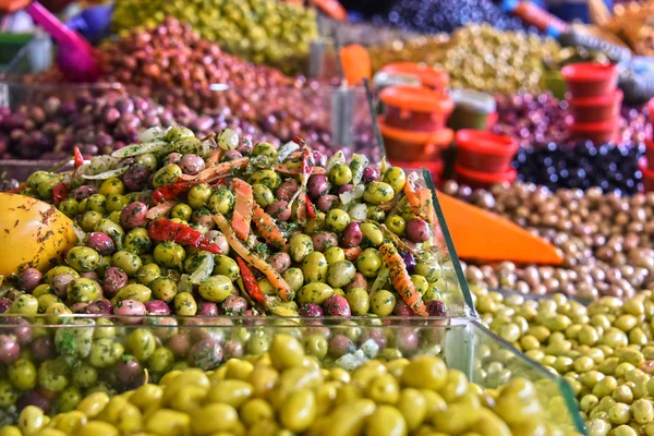 Olive assortite sulla bancarella del mercato arabo — Foto Stock