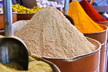 Arap sokağı pazarındaki baharatların çeşitliliği