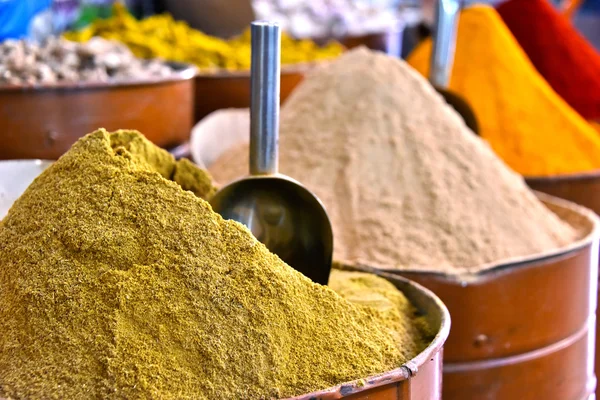 Variedad de especias en el puesto del mercado callejero árabe — Foto de Stock