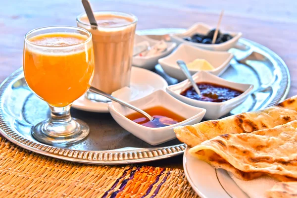 Desayuno marroquí servido en la terraza del hotel en las montañas del Atlas — Foto de Stock