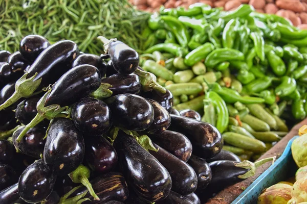 Frisches Bio-Gemüse auf dem Wochenmarkt — Stockfoto