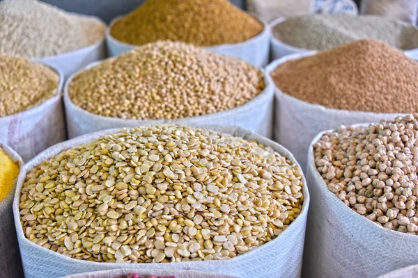 Produtos alimentares secos na baia do mercado de rua árabe — Fotografia de Stock