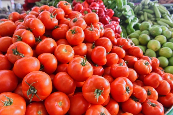 Legumes orgânicos frescos na banca do mercado de rua — Fotografia de Stock