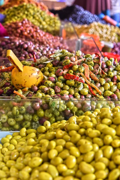 Różnorodnych oliwki na straganie arab street — Zdjęcie stockowe