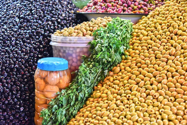 Aceitunas surtidas en el puesto del mercado callejero árabe —  Fotos de Stock
