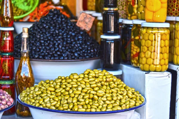 Aceitunas surtidas en el puesto del mercado callejero árabe — Foto de Stock