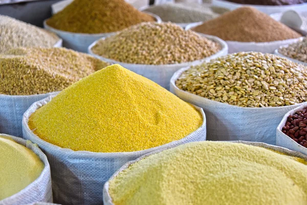 Produtos alimentares secos na baia do mercado de rua árabe — Fotografia de Stock