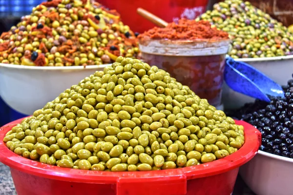 Různé olivy na stánku trhu arabské ulice — Stock fotografie