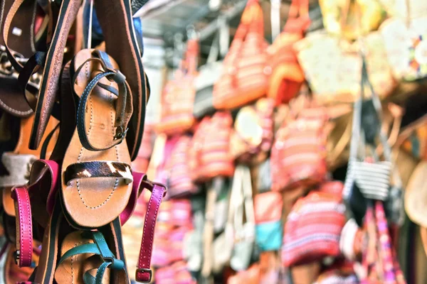 Artículos comerciales en medina de Marrakech, Marruecos — Foto de Stock