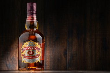 Chivas Regal 12 şişe harmanlanmış Scotch viski